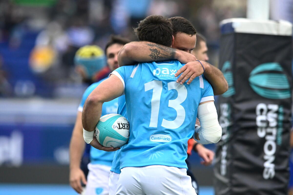 Joaquín Myszka se abrazo con Felipe Arcos Pérez tras un try de Los Teros frente a Rumania en el Estadio Charrúa por la Nations Cip.
