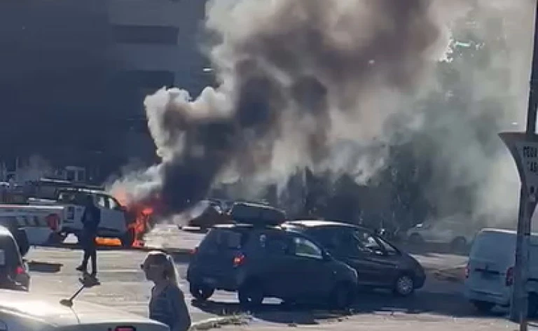 Camioneta incendiada en la circunvalación del Palacio Legislativo 