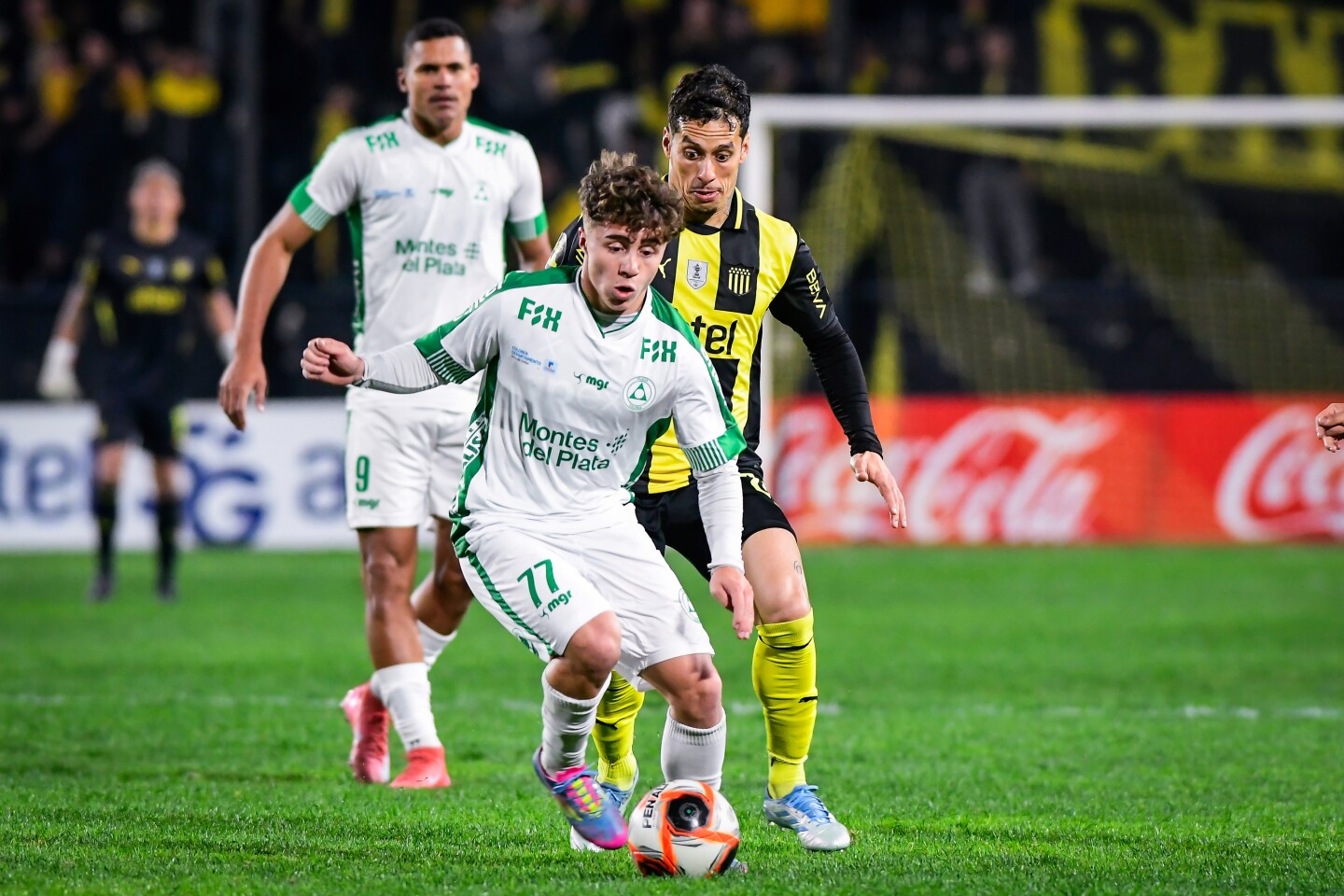 Benjamín Acosta en el partido entre Plaza Colonia y Peñarol en el Estadio Campeón del Siglo.