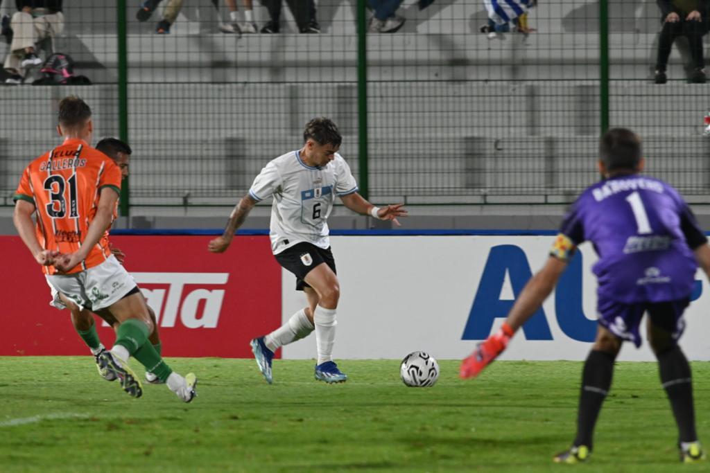 Valentín Rodríguez al ataque en el partido entre la Sub 23 de Uruguay y Banfield.