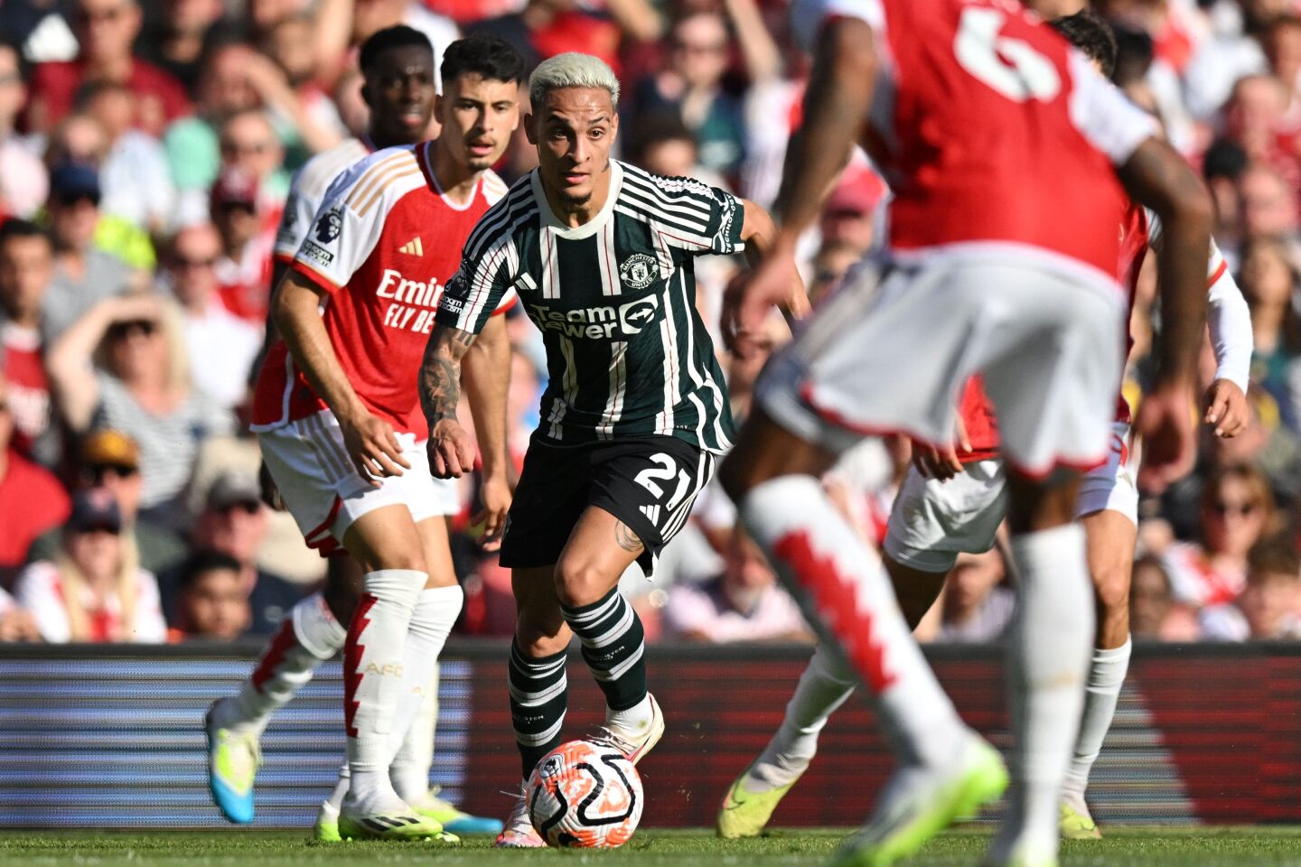 Antony con la camiseta del Manchester United en el juego ante Arsenal.