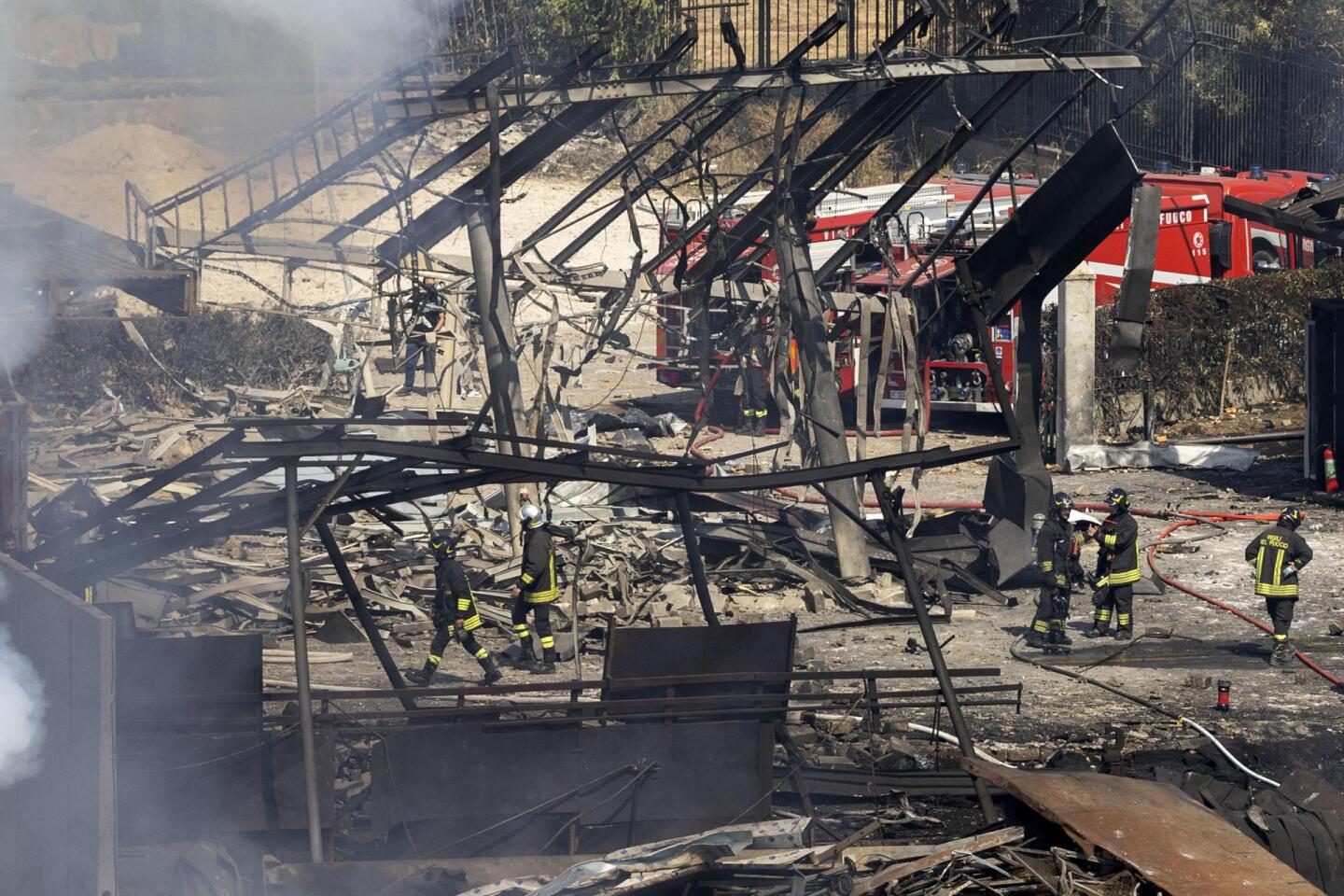 Bomberos de Roma trabajan luego de la explosión de una estación de servicio.