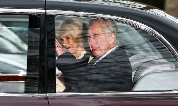 Pareja real: Carlos III y Camila ayer saludando, en la primera aparición desde el diagnóstico.