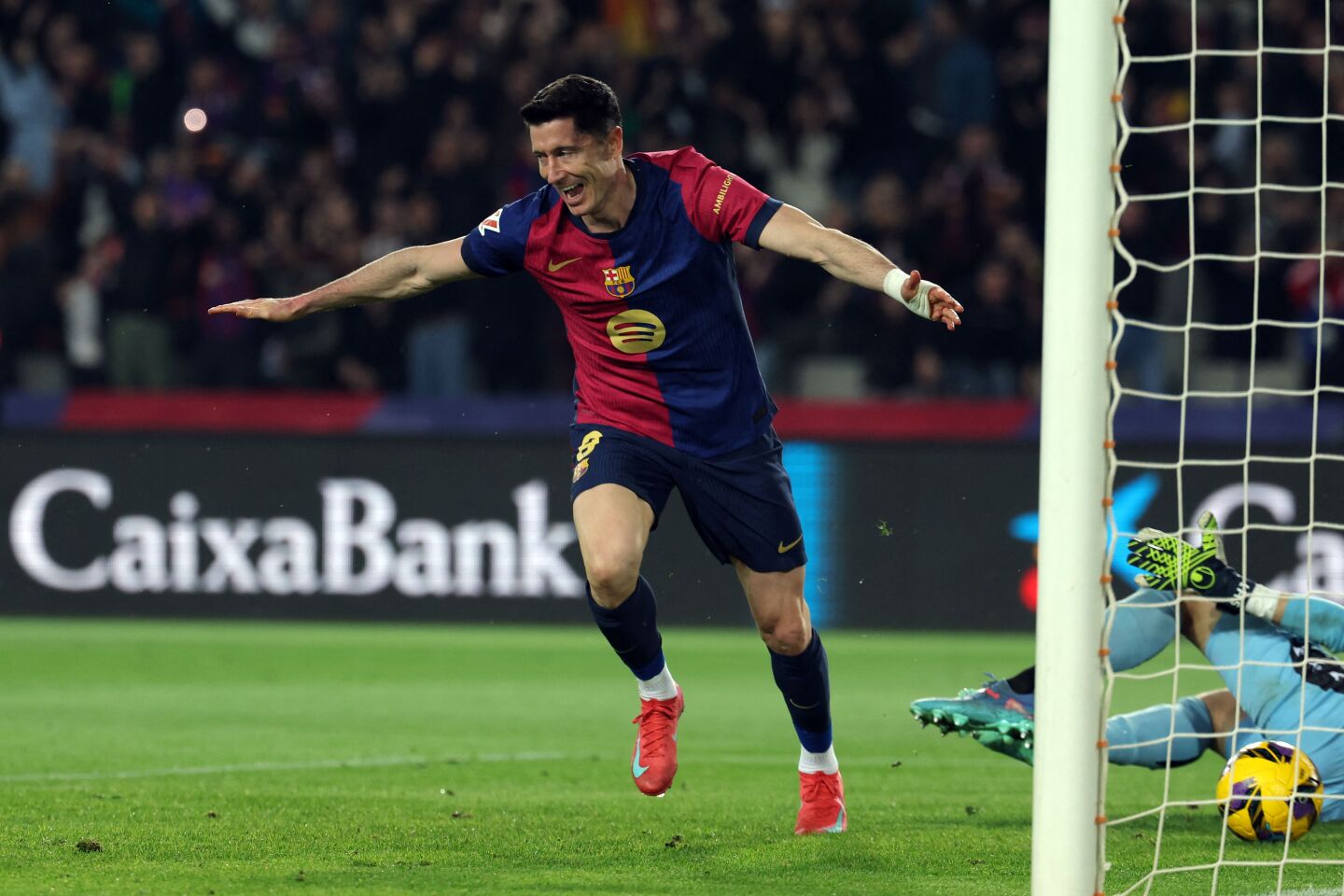Robert Lewandowski jugando con Barcelona en LaLiga de España con un vendaje en su mano izquierda.