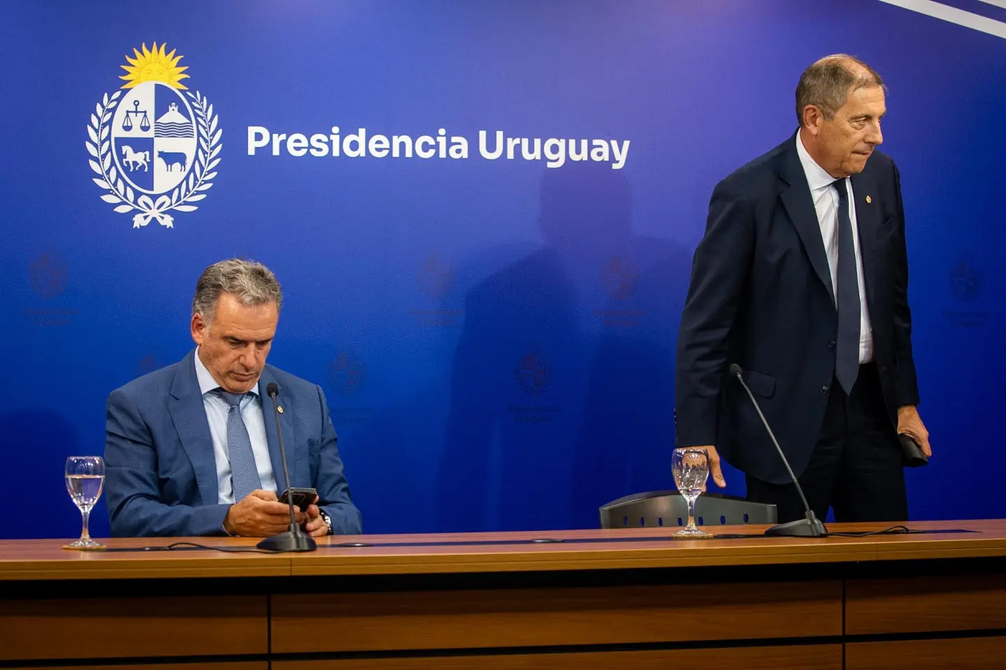 Yamandú Orsi junto a Gabriel Oddone en conferencia de prensa.
