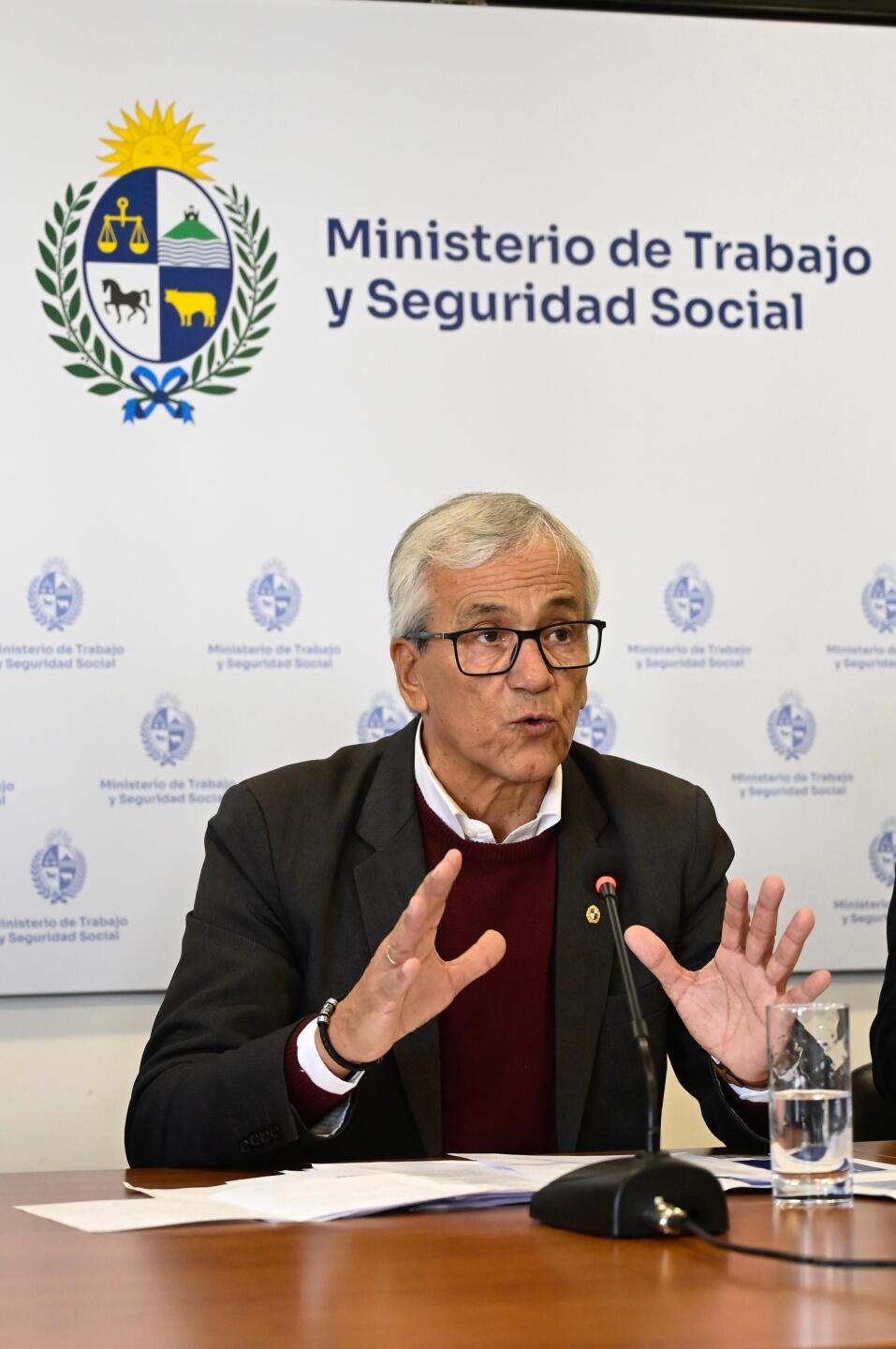 Juan Castillo, ministro de Trabajo y Seguridad Social, brinda una conferencia tras la reunión del Consejo Superior Tripartito.