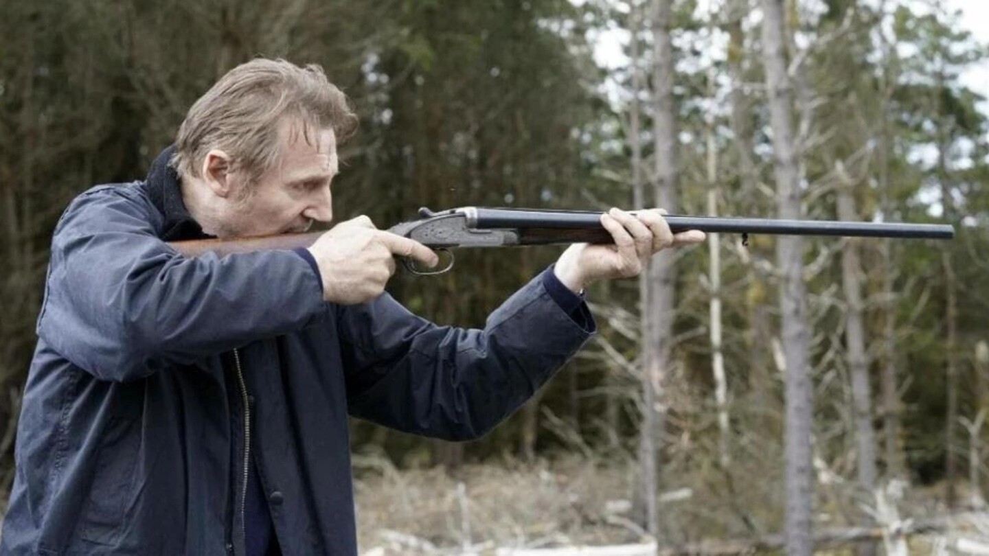 Liam Neeson en la película "En tierra de santos y pecadores".