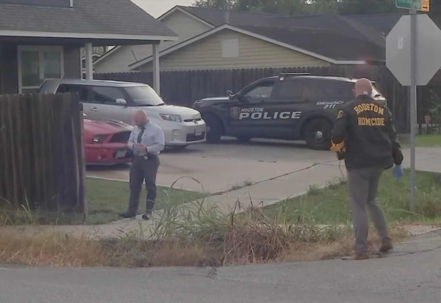 Houston: Detectives de homicidios buscan evidencia donde un niño de 11 años recibió un disparo mortal
