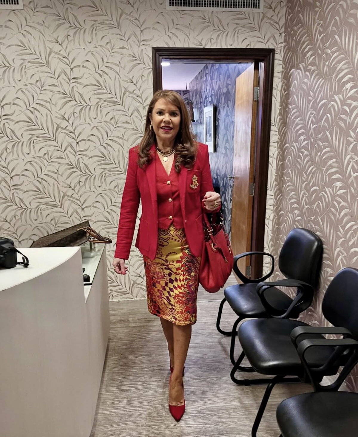 Celeste Amarilla vestida con los colores de la bandera de España.
