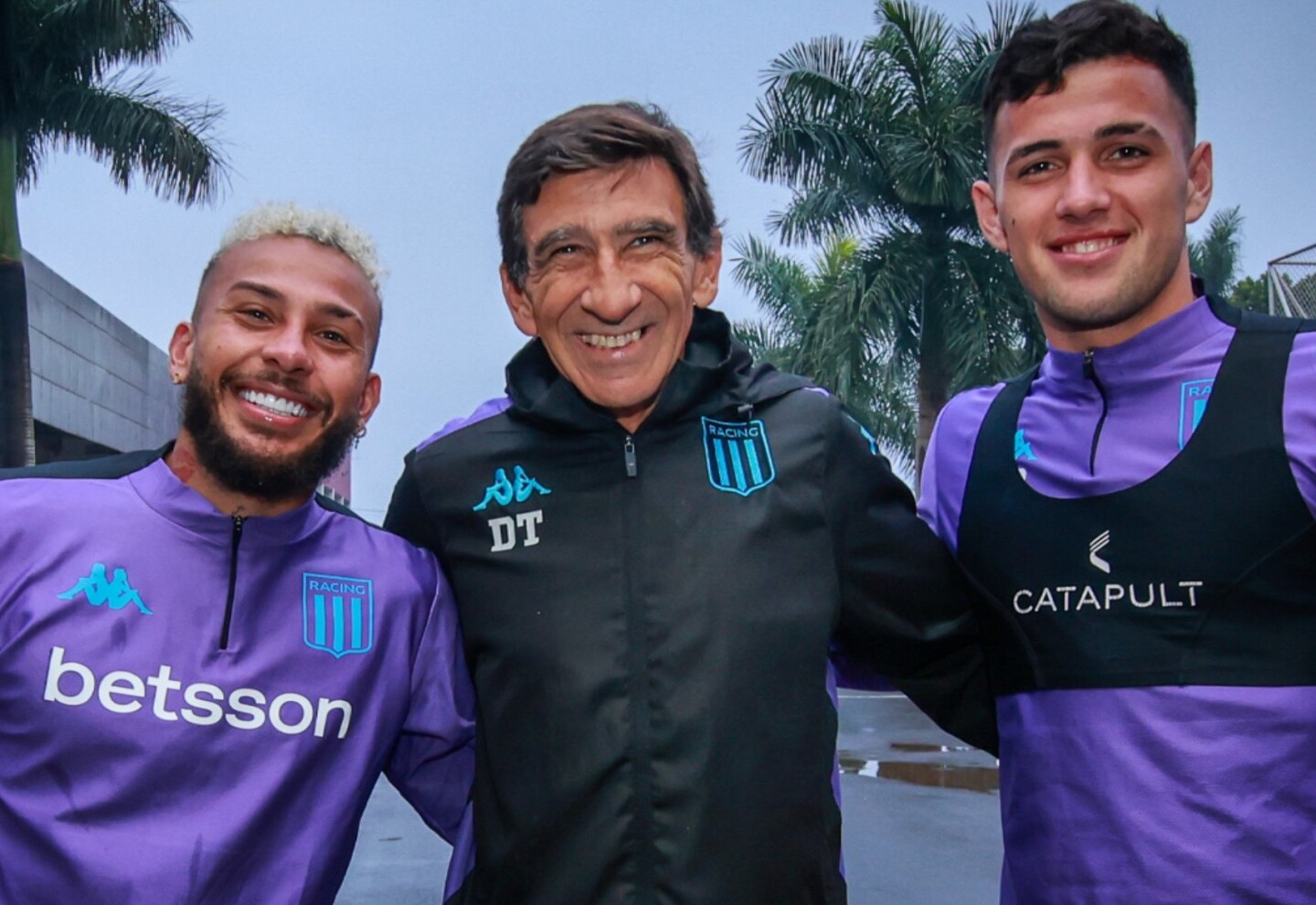 Gustavo Costas con Duván Vergara y Alan Forneris, dos de las cinco altas que tuvo Racing.