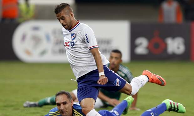 Nicolás López en un partido con Nacional.