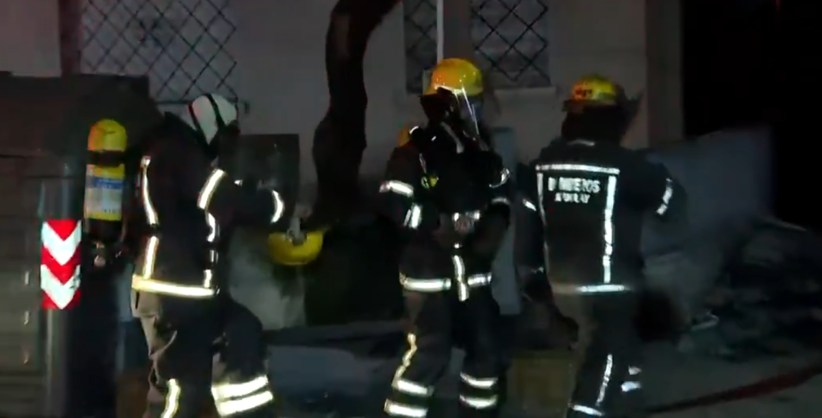 Un incendio en un galpón de velas en el Cerrito de la Victoria dejó a una persona con quemaduras