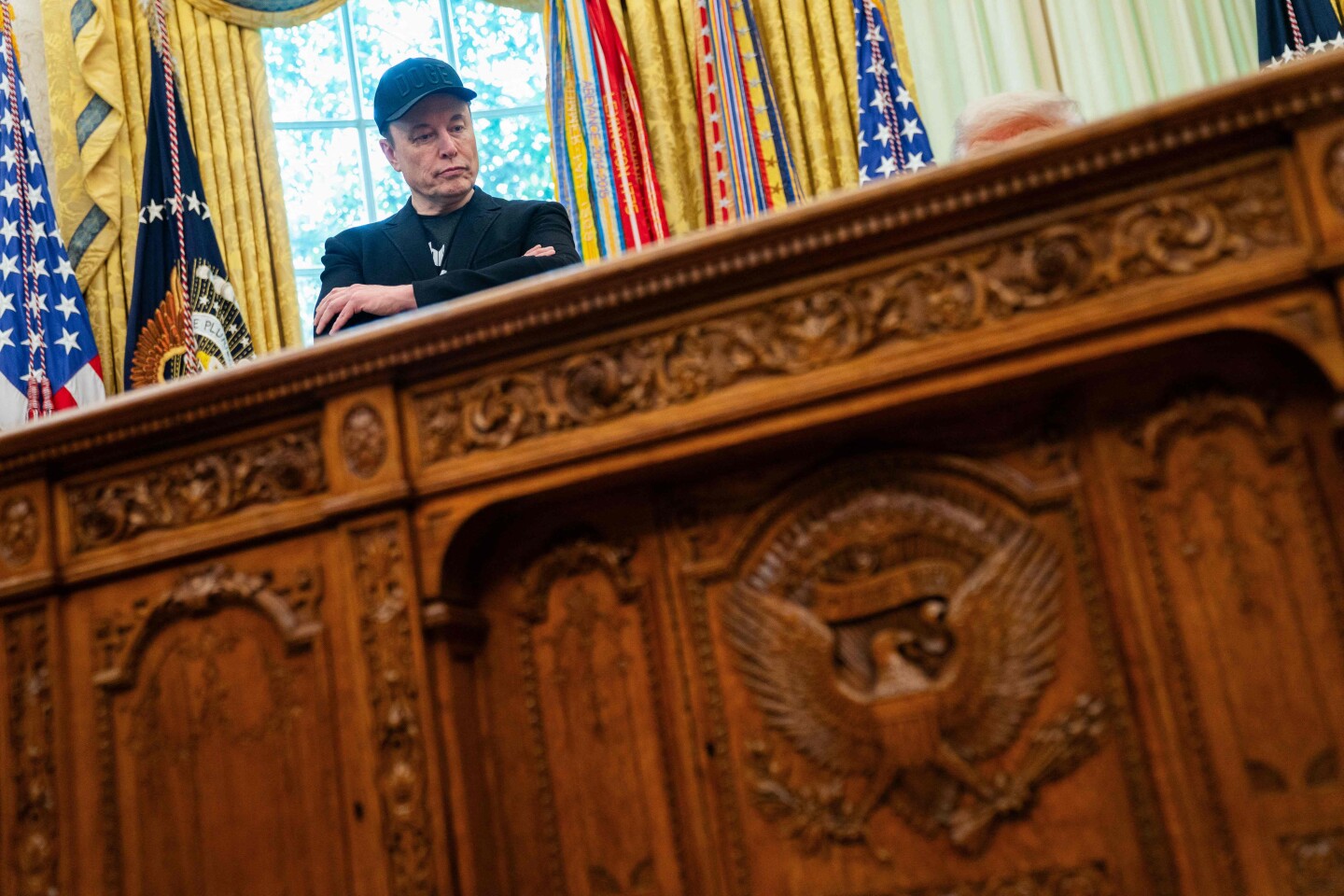 Elon Musk observa durante una conferencia de prensa con el presidente de Estados Unidos, Donald Trump, en la Oficina Oval.