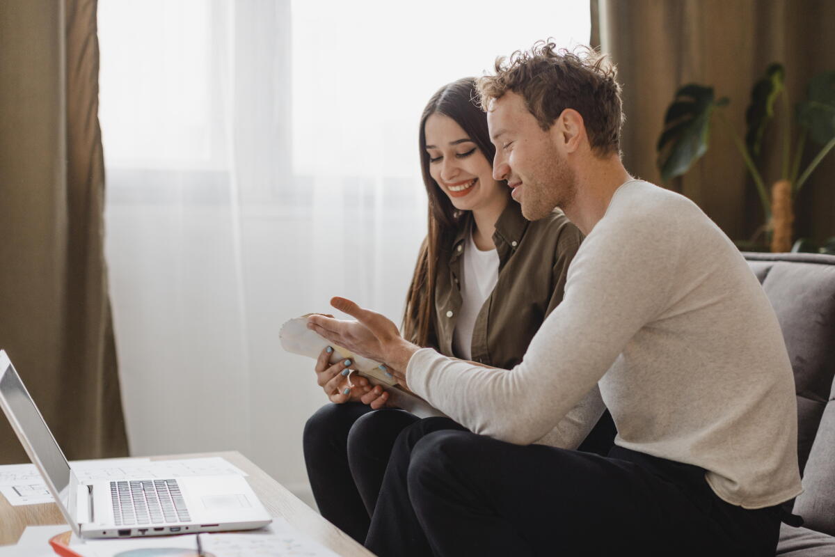Pareja planificando futuro financiero