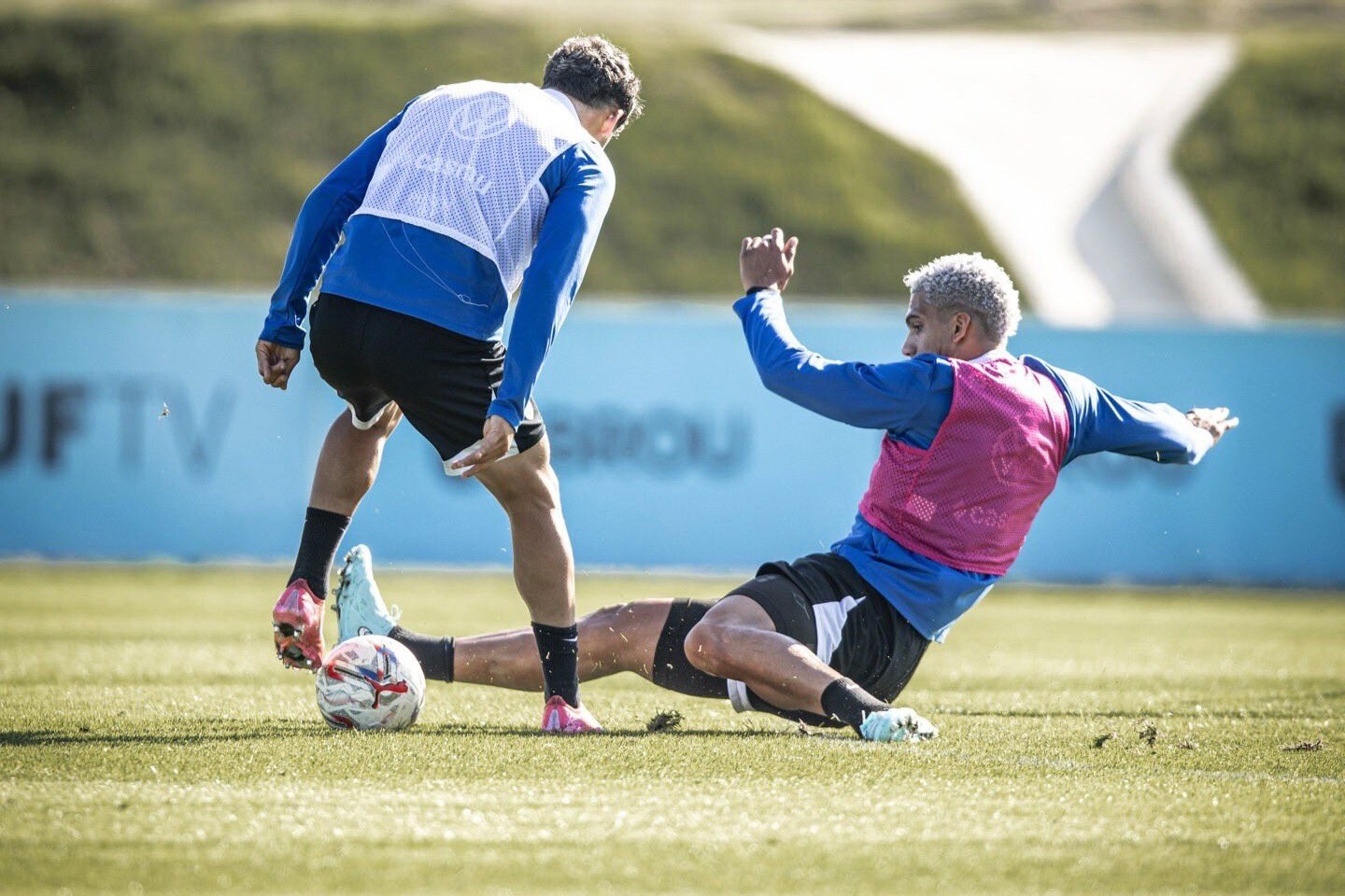 Ronald Araujo se barre para intentar quitarle la pelota a Maximiliano Araújo.