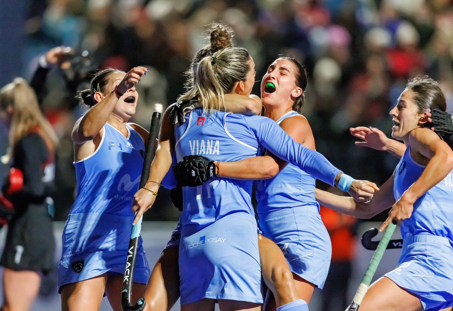 Las Cimarronas festejan un gol de Uruguay.