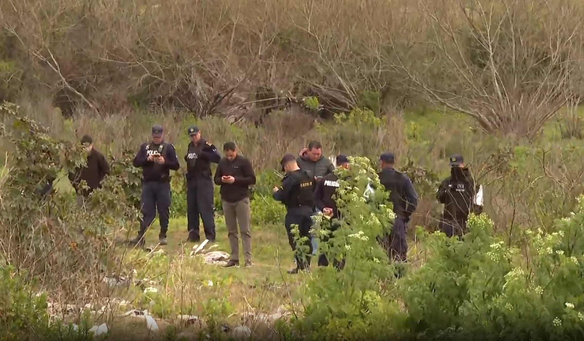 Investigan el asesinato de un hombre: fue hallado con un disparo en la cara en descampado del barrio La Paloma