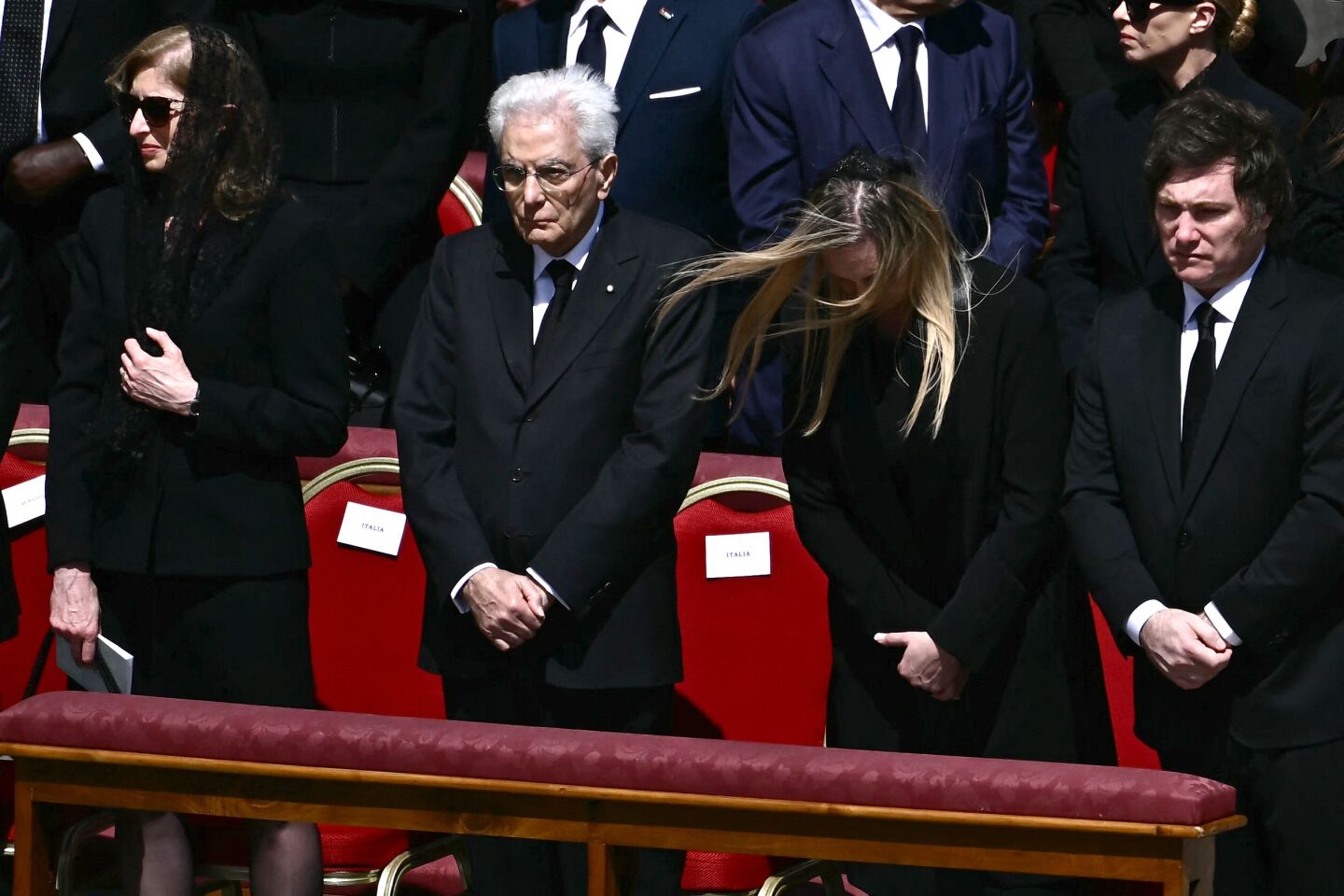 La hija de la presidenta de Italia, Laura Mattarella, el presidente de Italia, Sergio Mattarella, la secretaria general de la Presidencia de Argentina, Karina Milei, y el presidente de Argentina, Javier Milei, observan durante el funeral del difunto Papa Francisco.