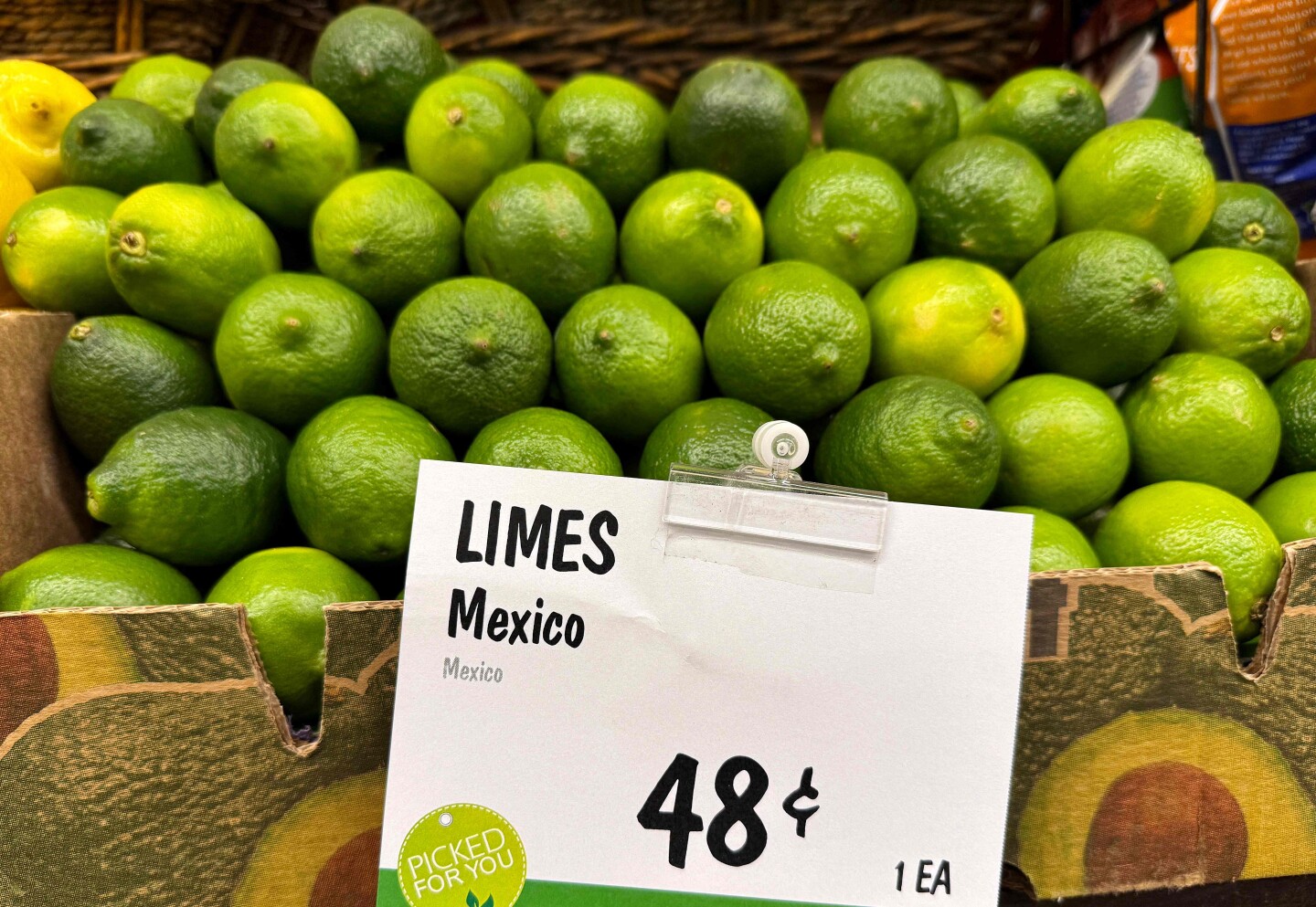 Las limas de México se exhiben en una tienda de comestibles en San Anselmo, California.