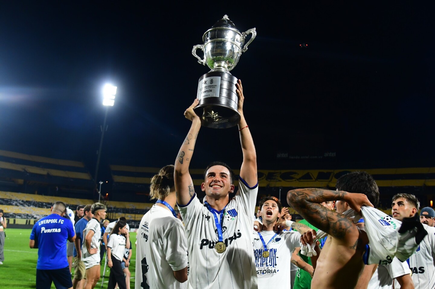 Mateo Antoni celebra con la obtención del Uruguayo.