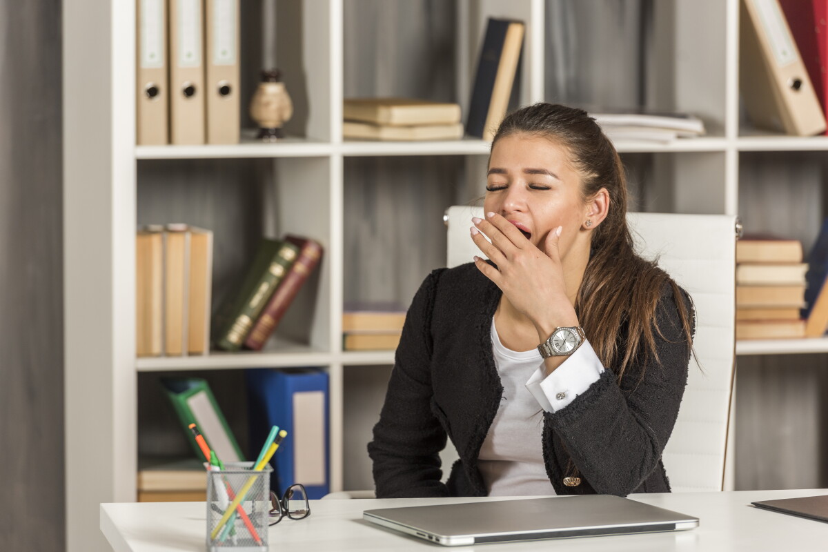 Mujer cansada en el trabajo.