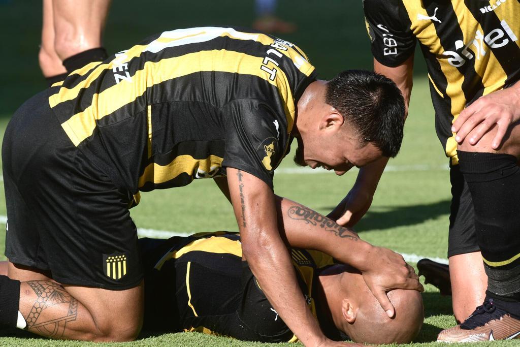 Tras el gol, Carlos Sánchez tuvo que pedir el cambio en el Peñarol-Deportivo Maldonado.