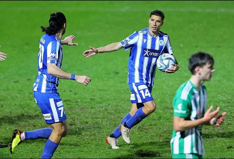 Nicolás Mezquida celebra con la camiseta del Ethnikos de Chipre.