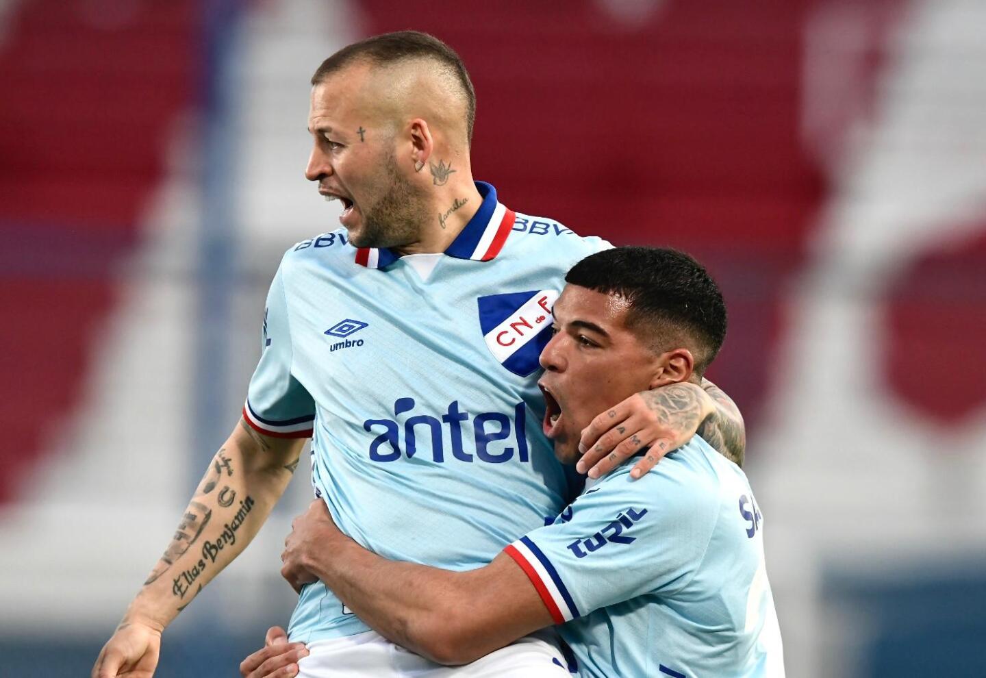 Diego Romero y Nicolás López celebran el gol que marcó el