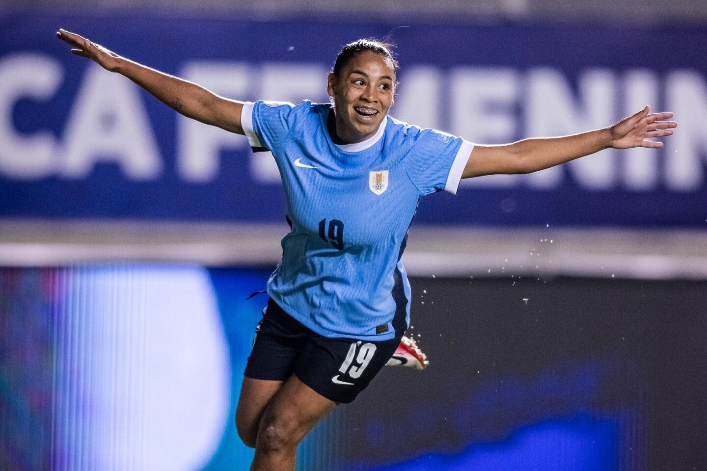 Wendy Carballo celebra su segundo gol de la noche ante Chile en la Copa América femenina.
