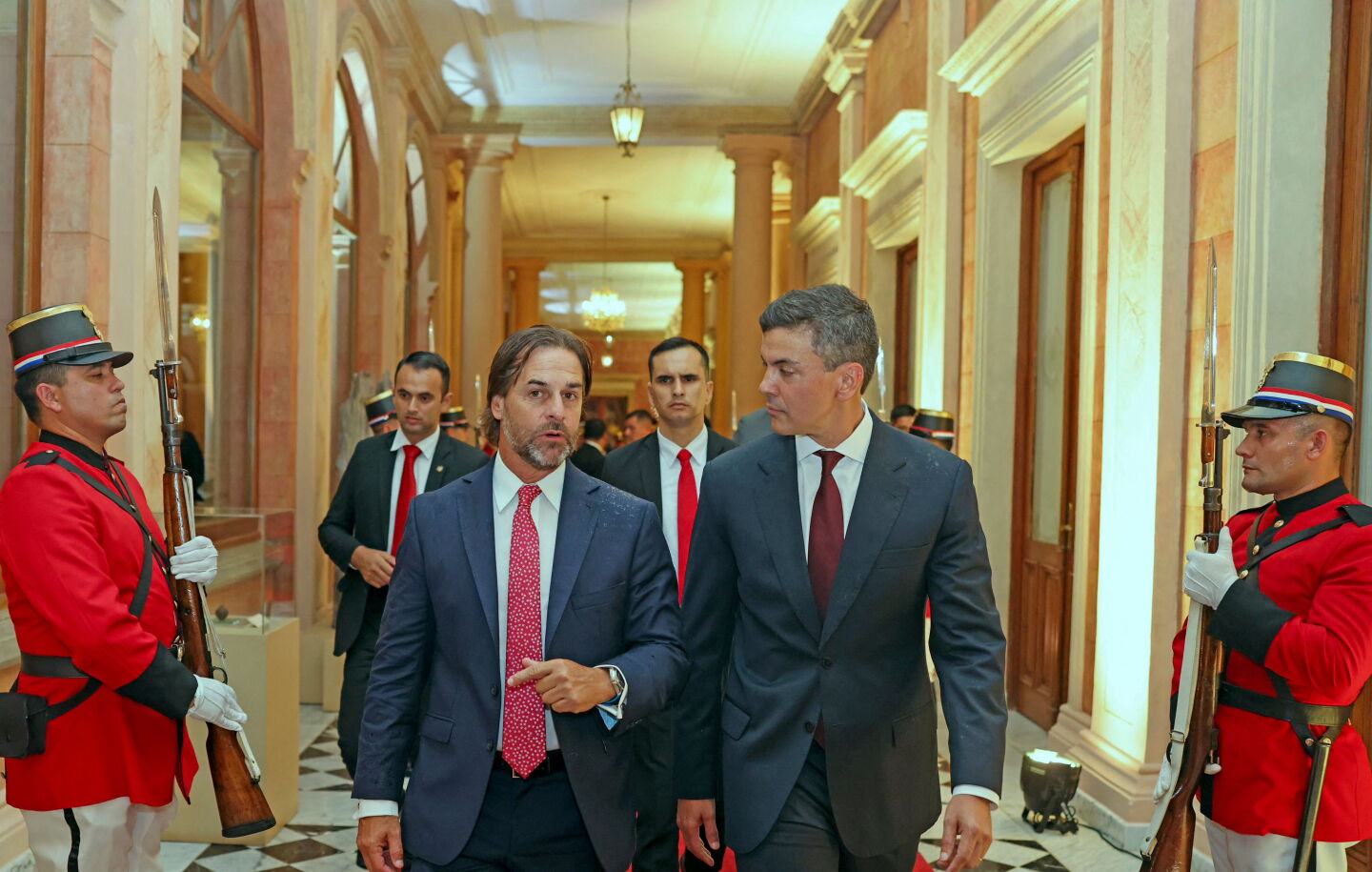Imagen divulgada por la oficina de prensa de la presidencia de Paraguay que muestra a Santiago Peña y a Luis Lacalle Pou.