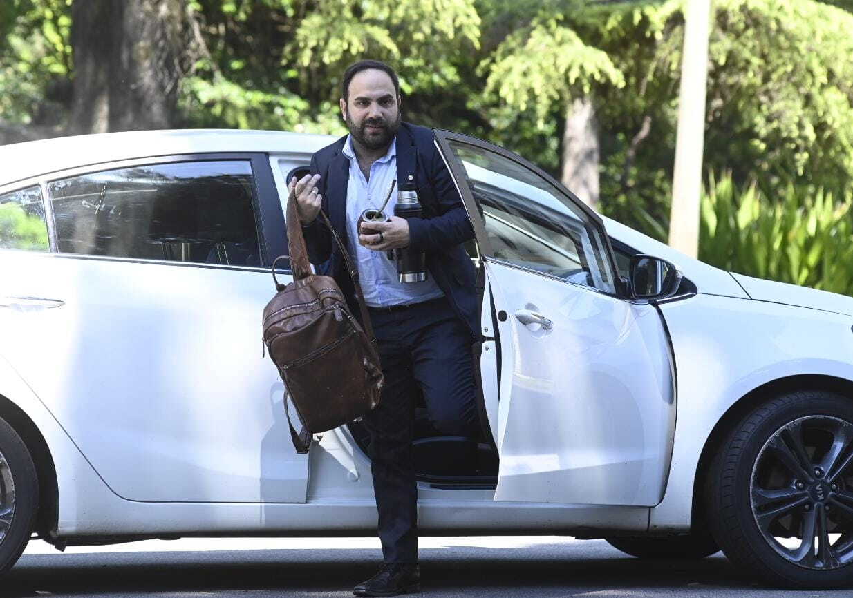 Gonzalo Civila llega a la reunión del Consejo de Ministros en Suárez y Reyes este lunes 3 de noviembre de 2025.
