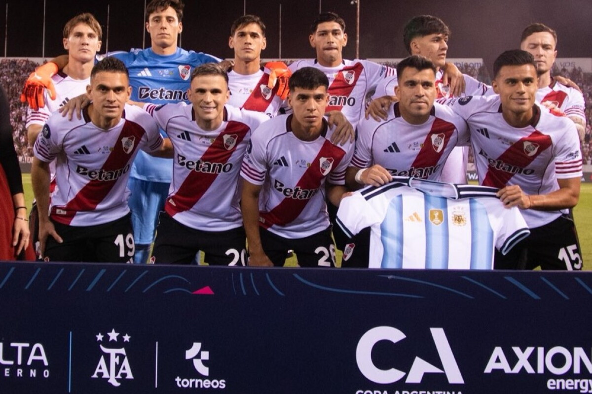 Giovanni González en el once titular de River Plate.