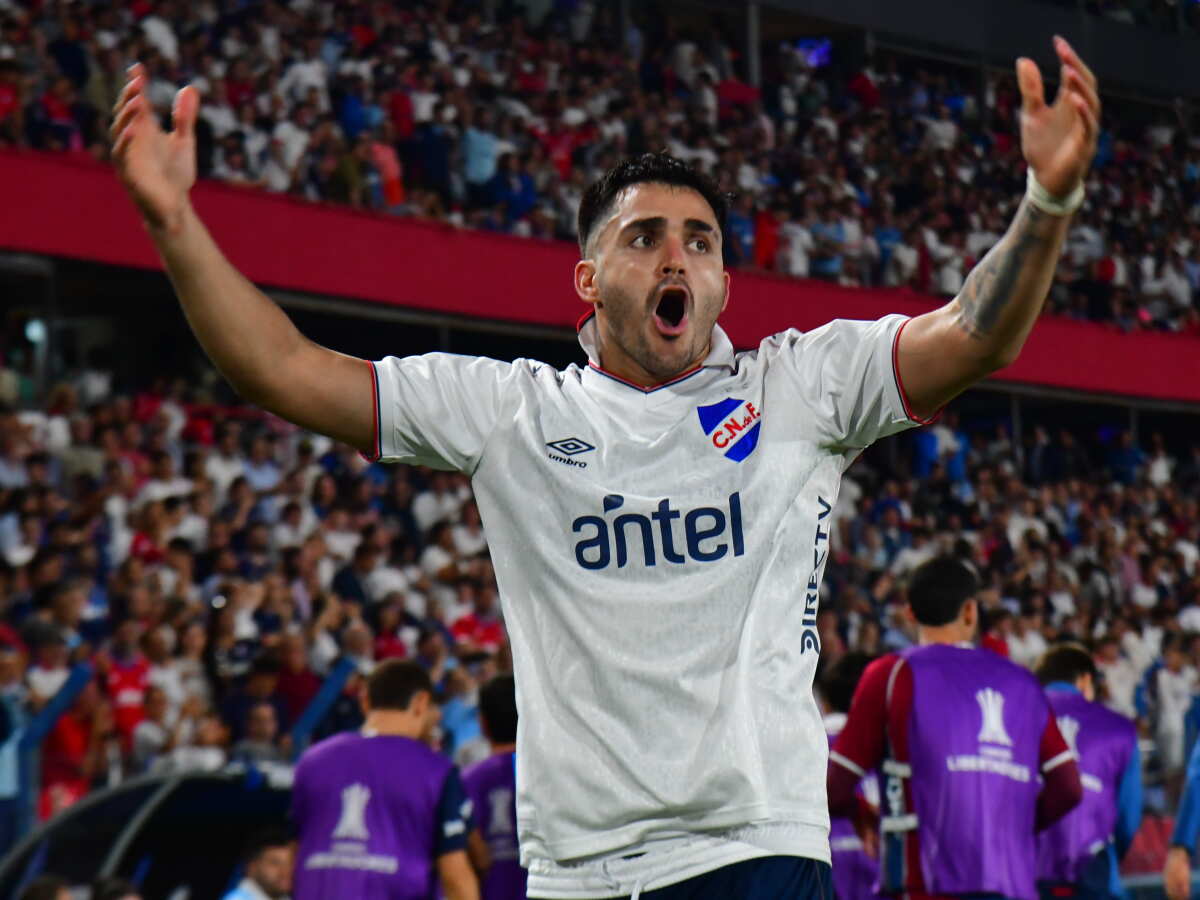 Maximiliano Gómez celebrando un gol con Nacional en el Gran Parque Central.