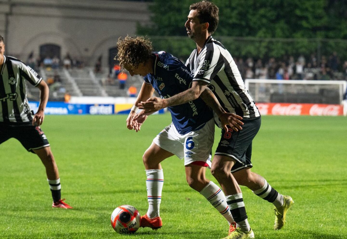 Leandro Zazpe y Luciano Boggio disputan la pelota en el partido entre Wanderers y Nacional.