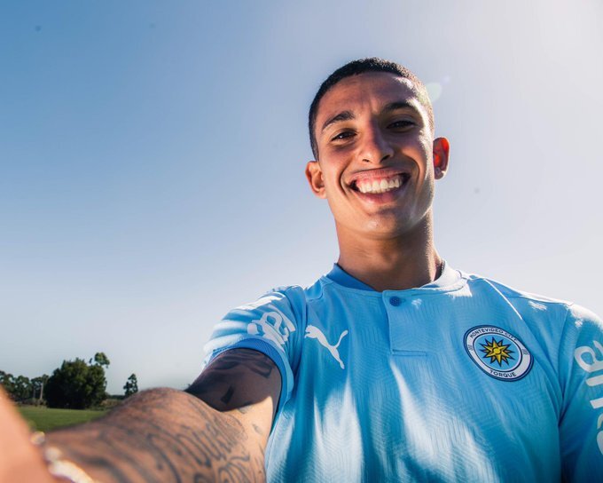 Santiago Rodríguez con la remera de Montevideo City Torque.