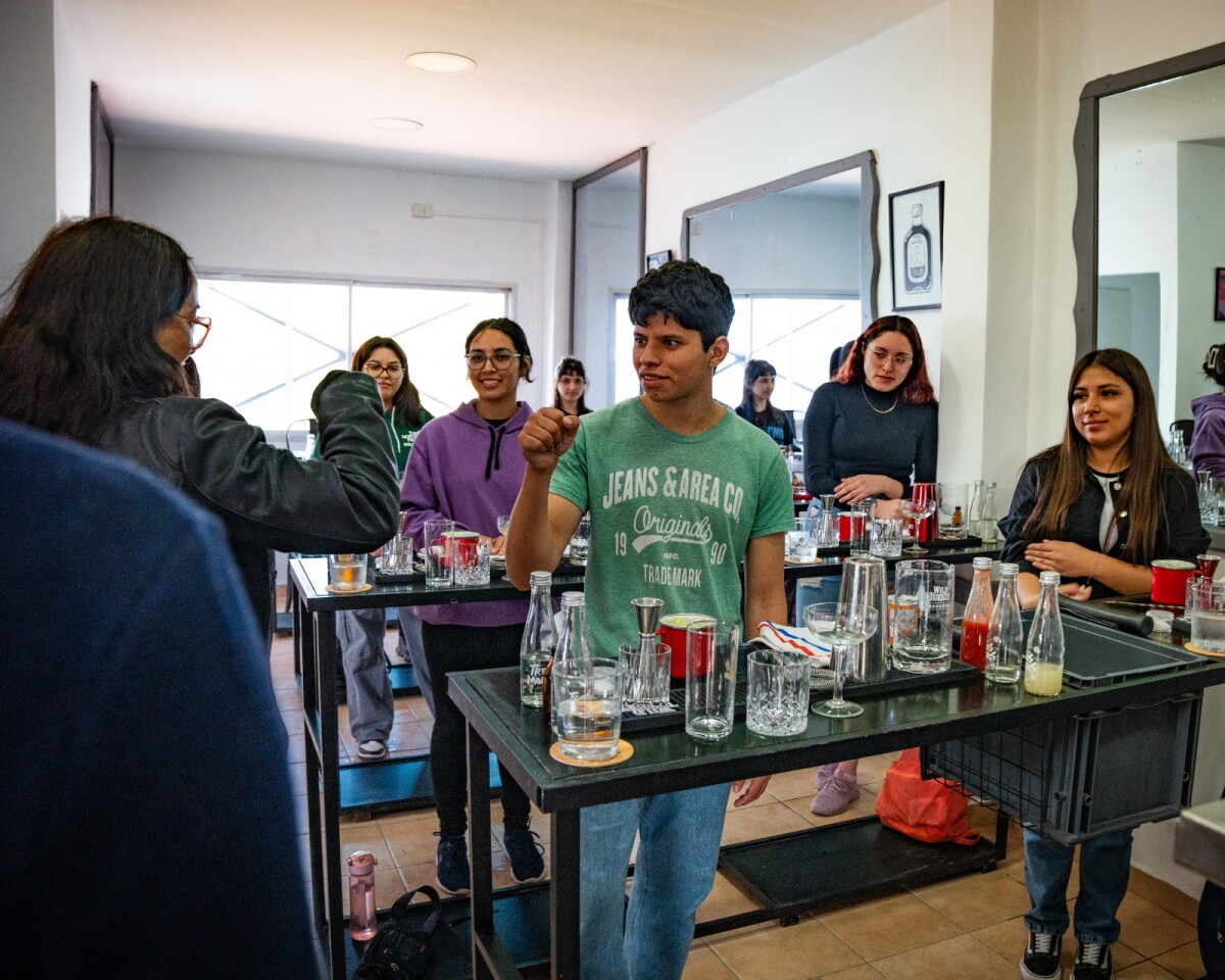 Formación y oportunidades: cómo uno de los bares más famosos de Argentina busca abrir puertas laborales a jóvenes