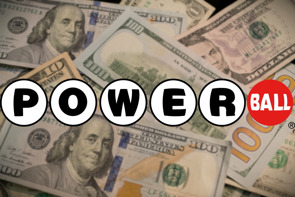 Logo de la lotería Powerball de Estados Unidos con dólares estadounidenses de fondo.