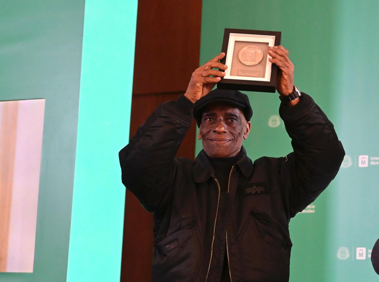 Fernando "Lobo" Núñez con la distinción de Ciudadano Ilustre de Montevideo.