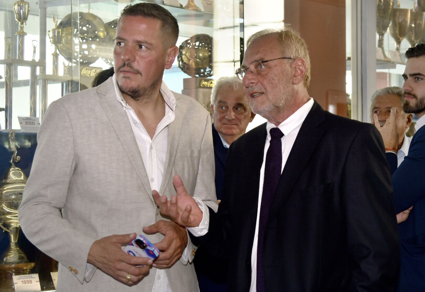 El presidente Ricardo Vairo junto a Antonio Palma y por detrás de ellos Eduardo Ache. Comisión directiva de Nacional.