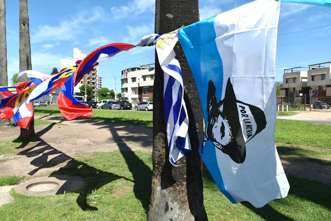 Banderas del Partido Nacional, el Frente Amplio y Uruguay.