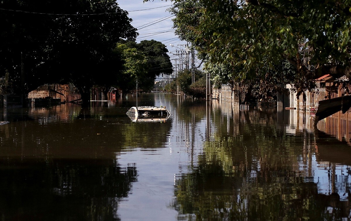 Un automóvil parcialmente hundido en el barrio de Rio Branco en Canoas, estado de Rio Grande do Sul.