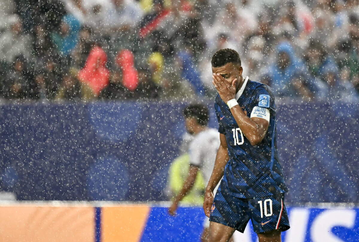 Kylian Mbappé, emblema de la selección de Francia, justo antes de la suspensión por tormenta eléctrica.
