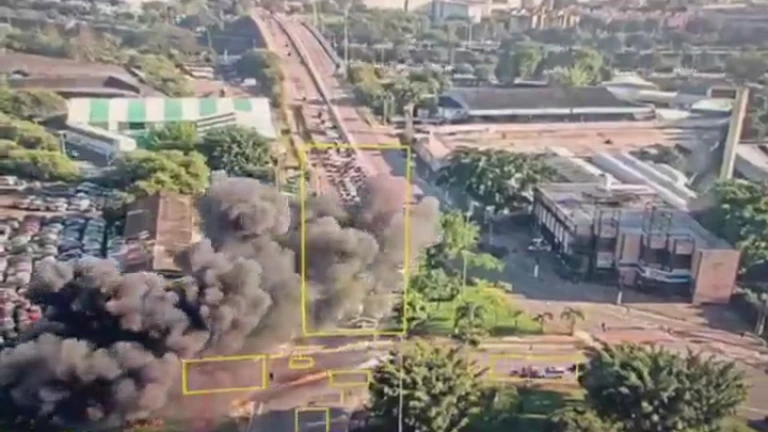Cámara toma el momento exacto en que un avión se estrella en una avenida de Sao Paulo