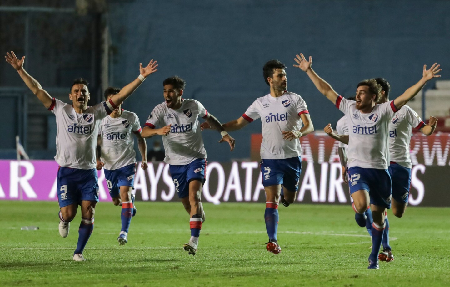 El festejo de los jugadores de Nacional luego de la clasificación ante Independiente del Valle. Foto: AFP.