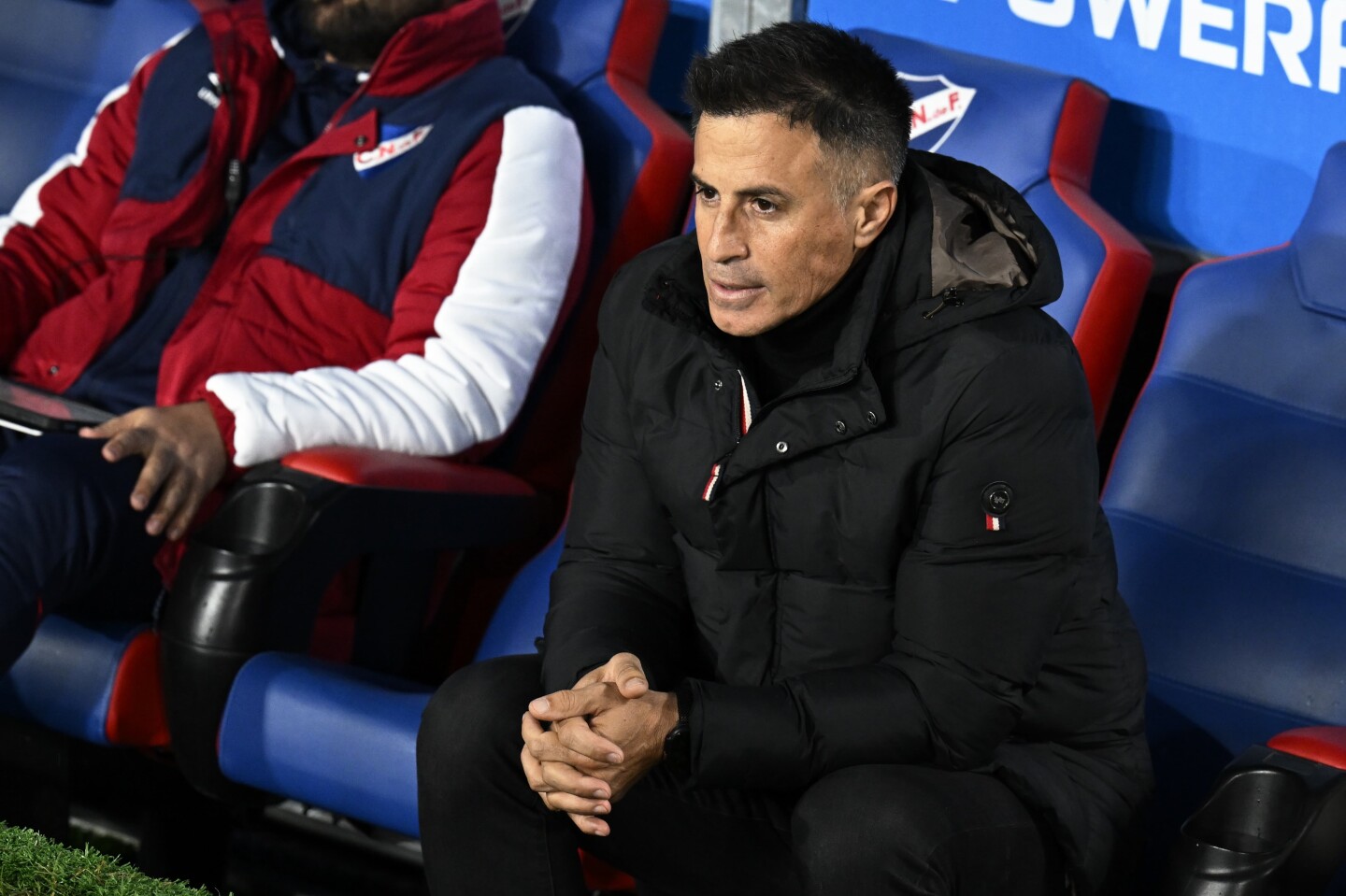Pablo Peirano en la noche invernal durante el partido de Nacional y Danubio.