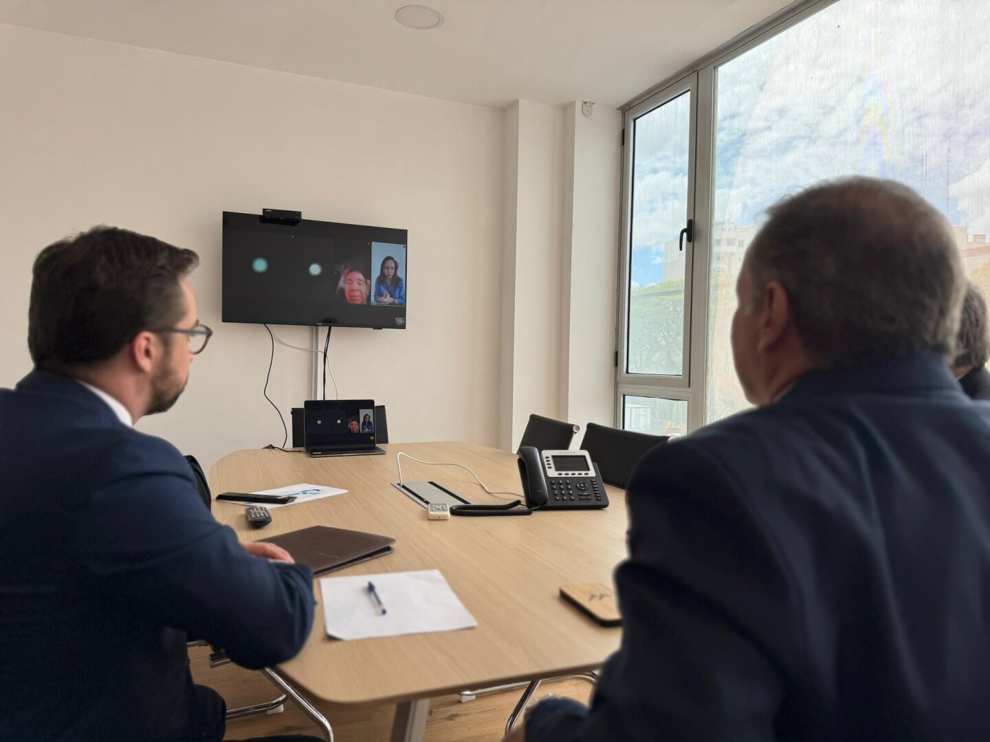 Edmundo González Urrutia y María Corina Machado en comunicación por videollamada con Álvaro Delgado.