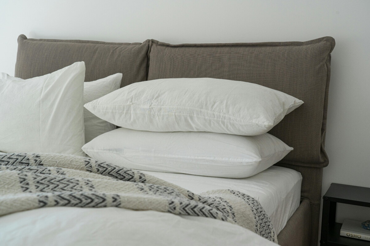 Por qué cambiar las fundas de la almohada cada siete días no es suficiente para cuidar tu piel y cabello