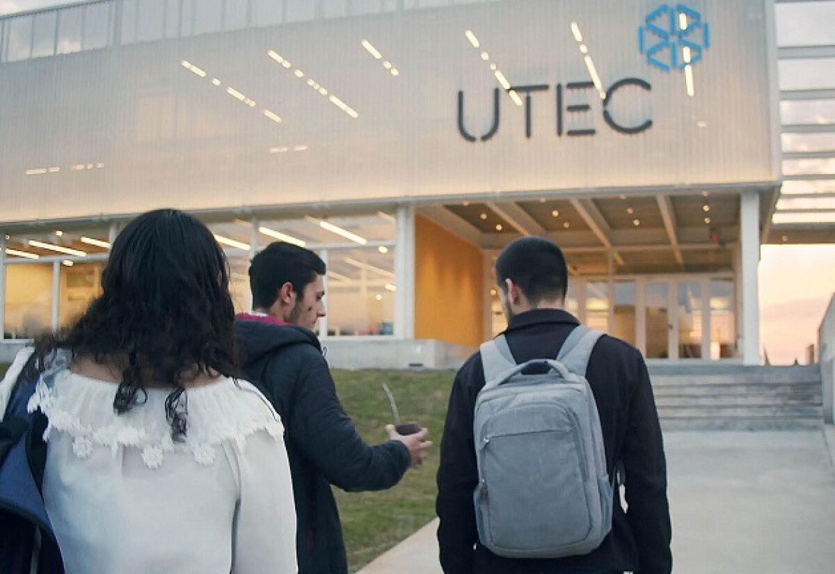 Estudiantes fuera de la UTEC