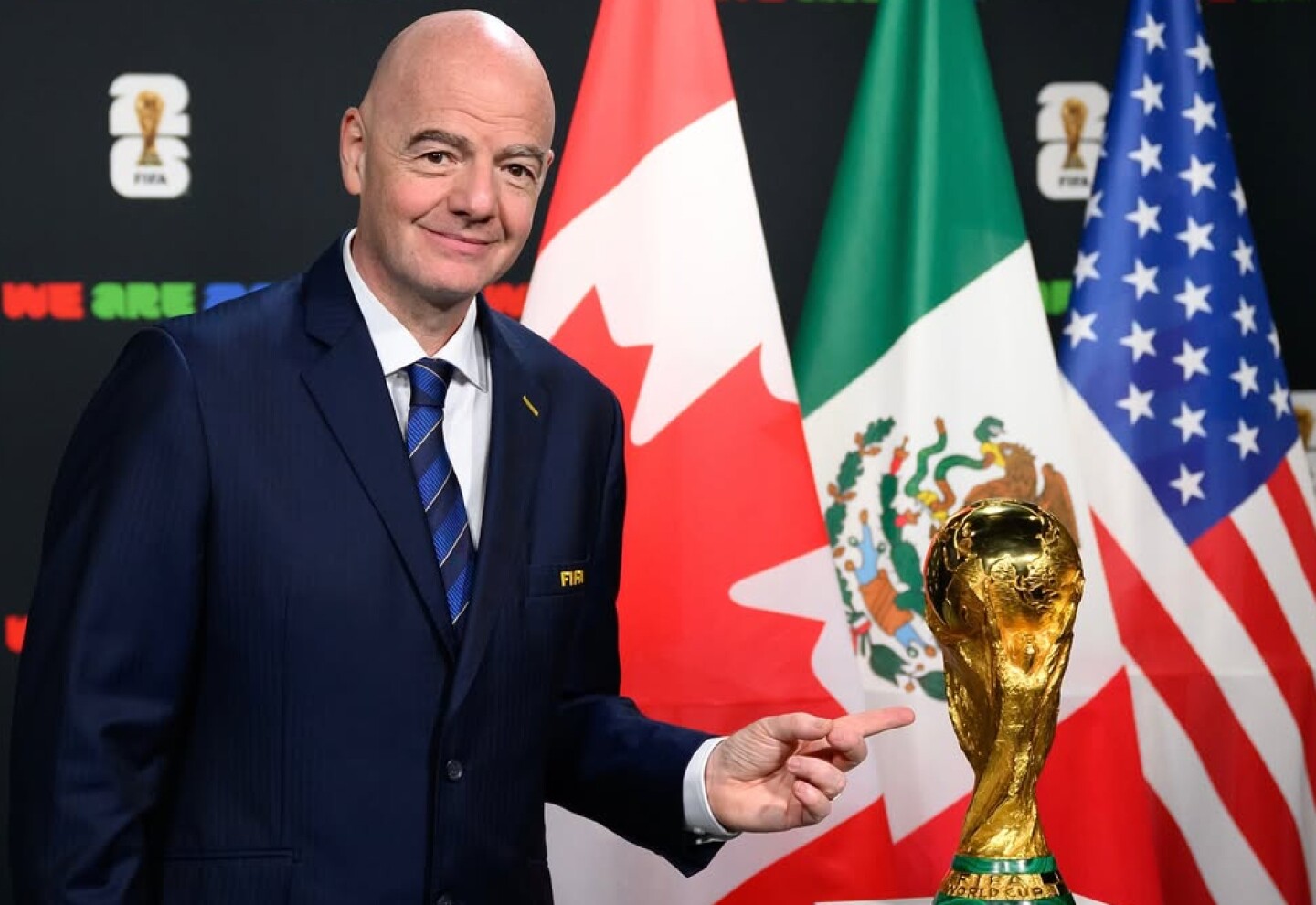 Gianni Infantino, presidente de la FIFA, junto con la Copa del Mundo 2026.