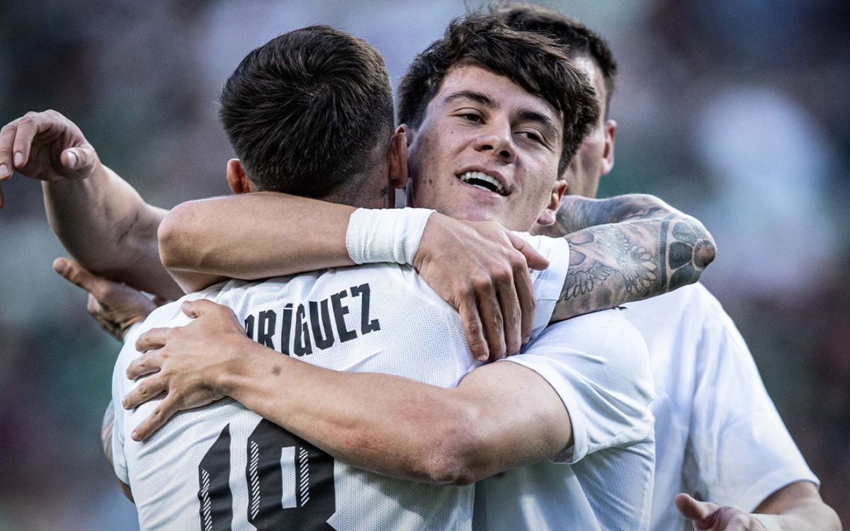 El festejo de Facundo Pellistri junto a Brian Rodríguez tras el gol anotado en el partido entre Uruguay y México.